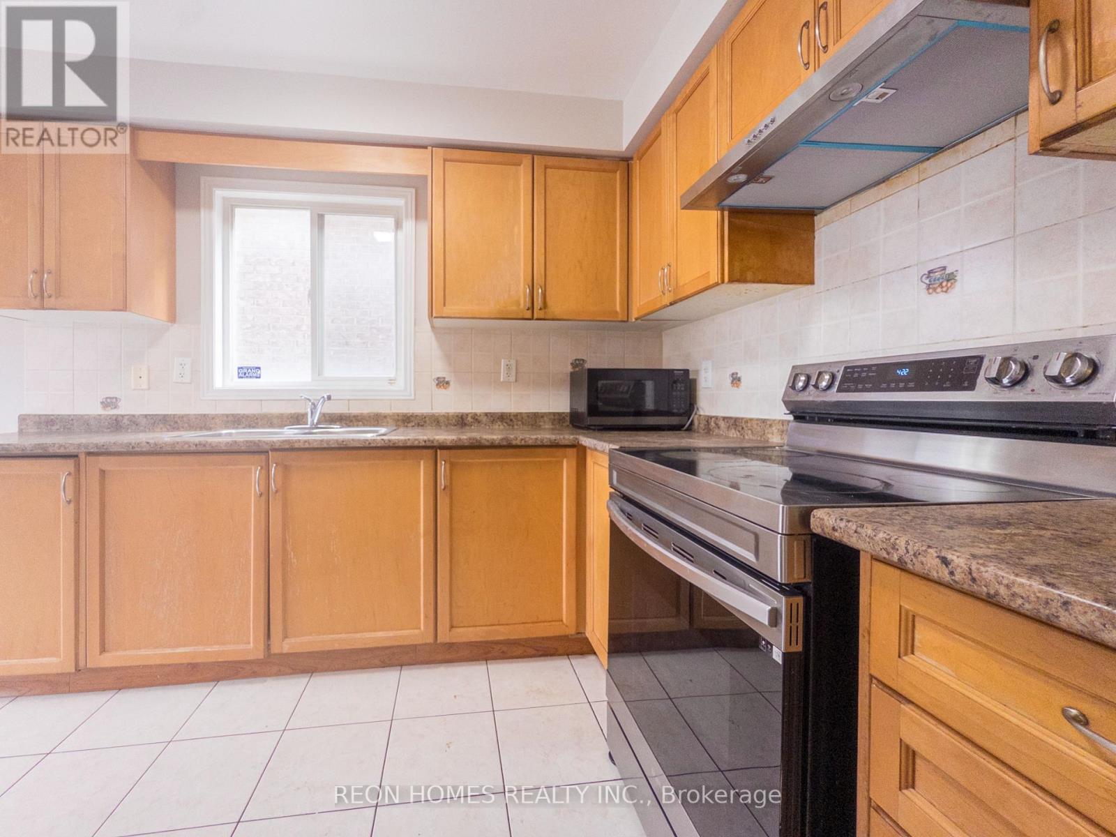 25 Hot Spring Road, Brampton, Ontario  L6R 3H9 - Photo 13 - W12563796