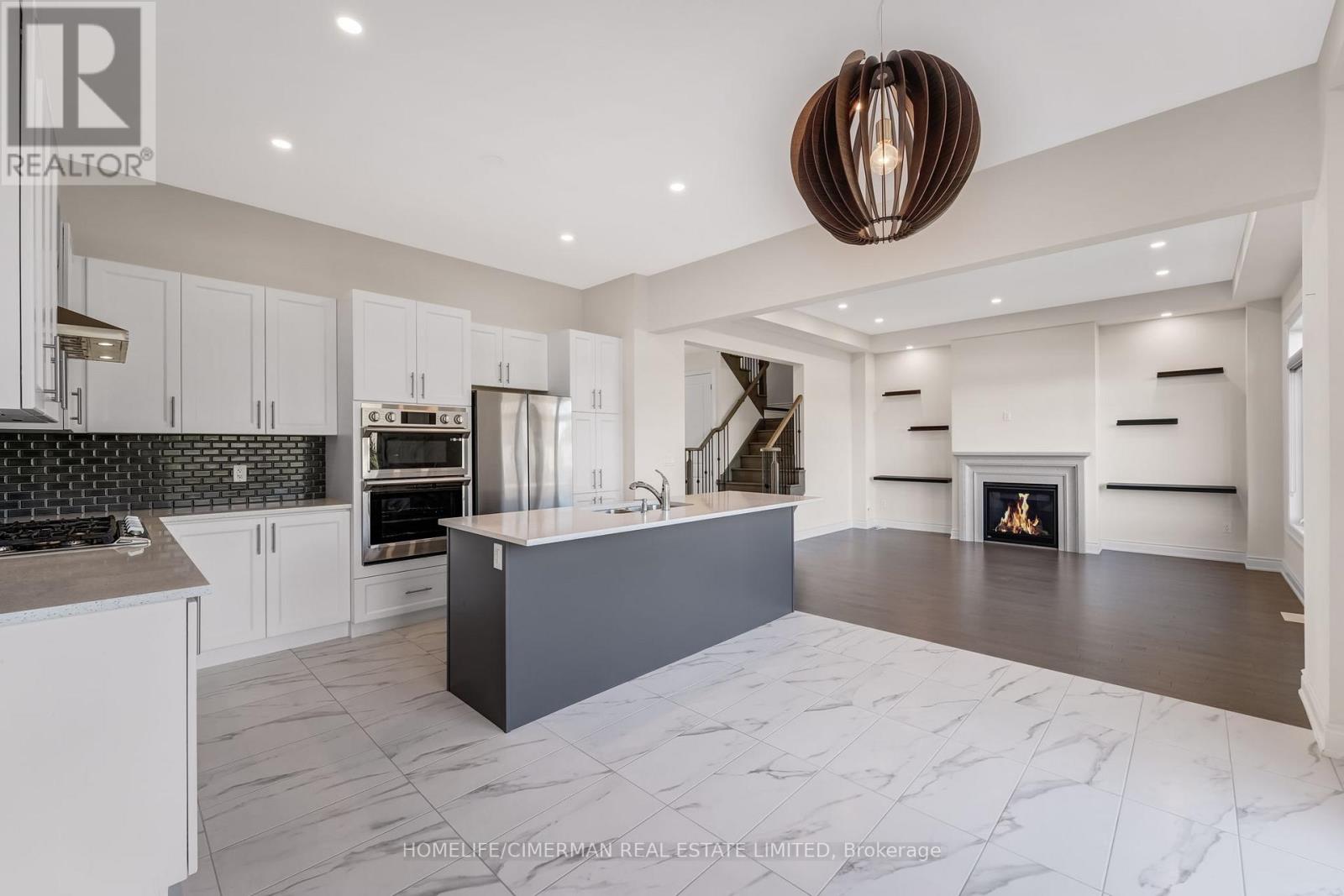 99 Black Walnut Court, Aurora, Ontario  L4G 3Y2 - Photo 3 - N12566430