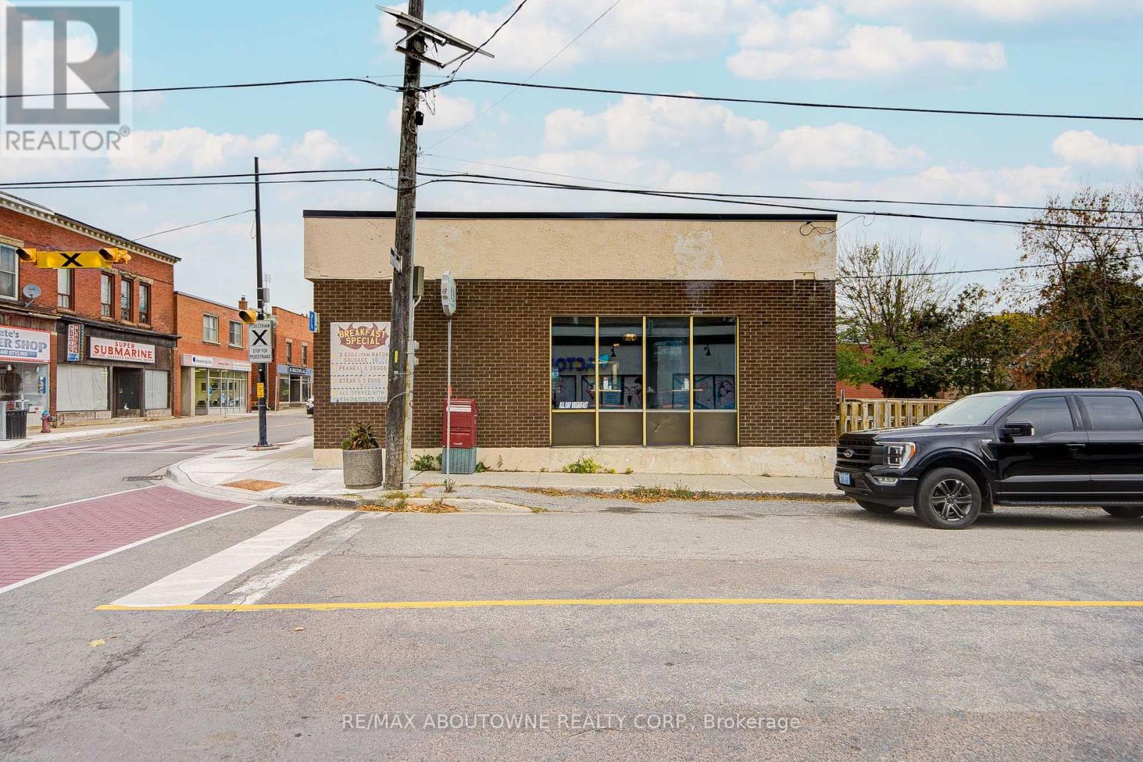 28 Mill Street E, Halton Hills, Ontario  L7J 1H2 - Photo 3 - W12566392