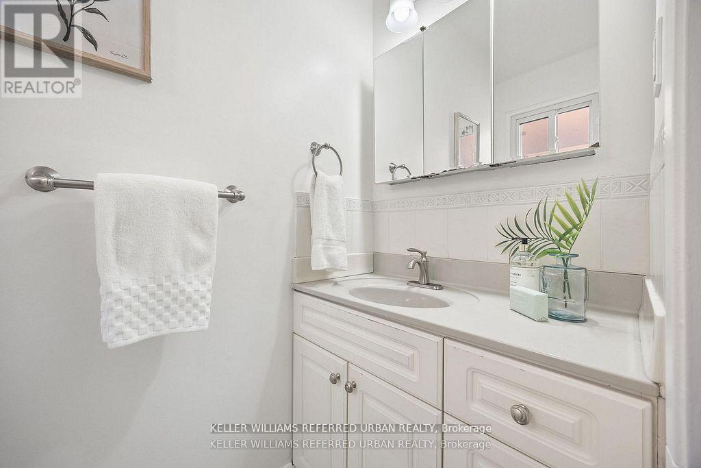 17 Madron Crescent, Toronto, Ontario  M3J 1H8 - Photo 16 - W12566486