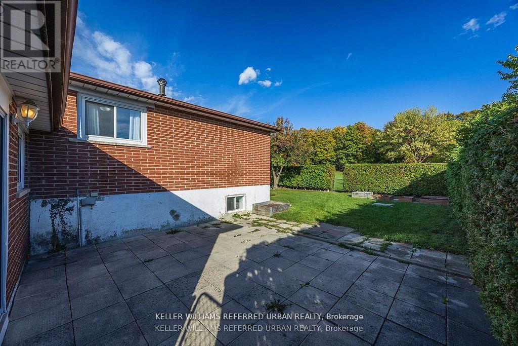 17 Madron Crescent, Toronto, Ontario  M3J 1H8 - Photo 33 - W12566486