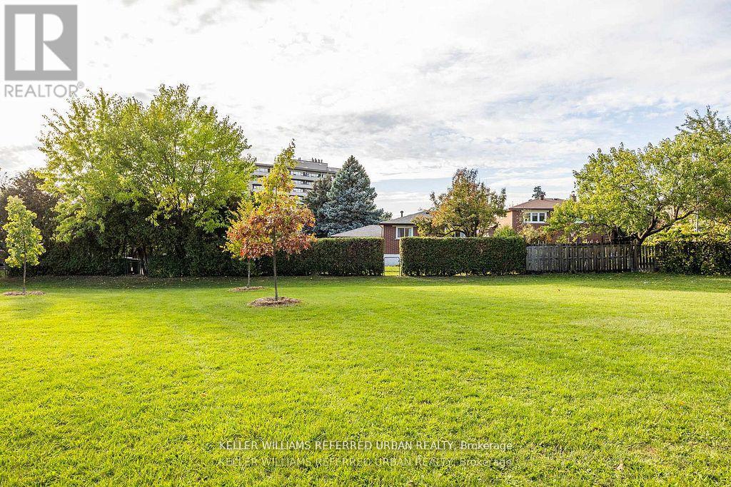 17 Madron Crescent, Toronto, Ontario  M3J 1H8 - Photo 36 - W12566486