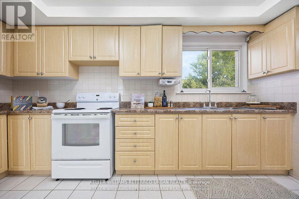 17 Madron Crescent, Toronto, Ontario  M3J 1H8 - Photo 6 - W12566486