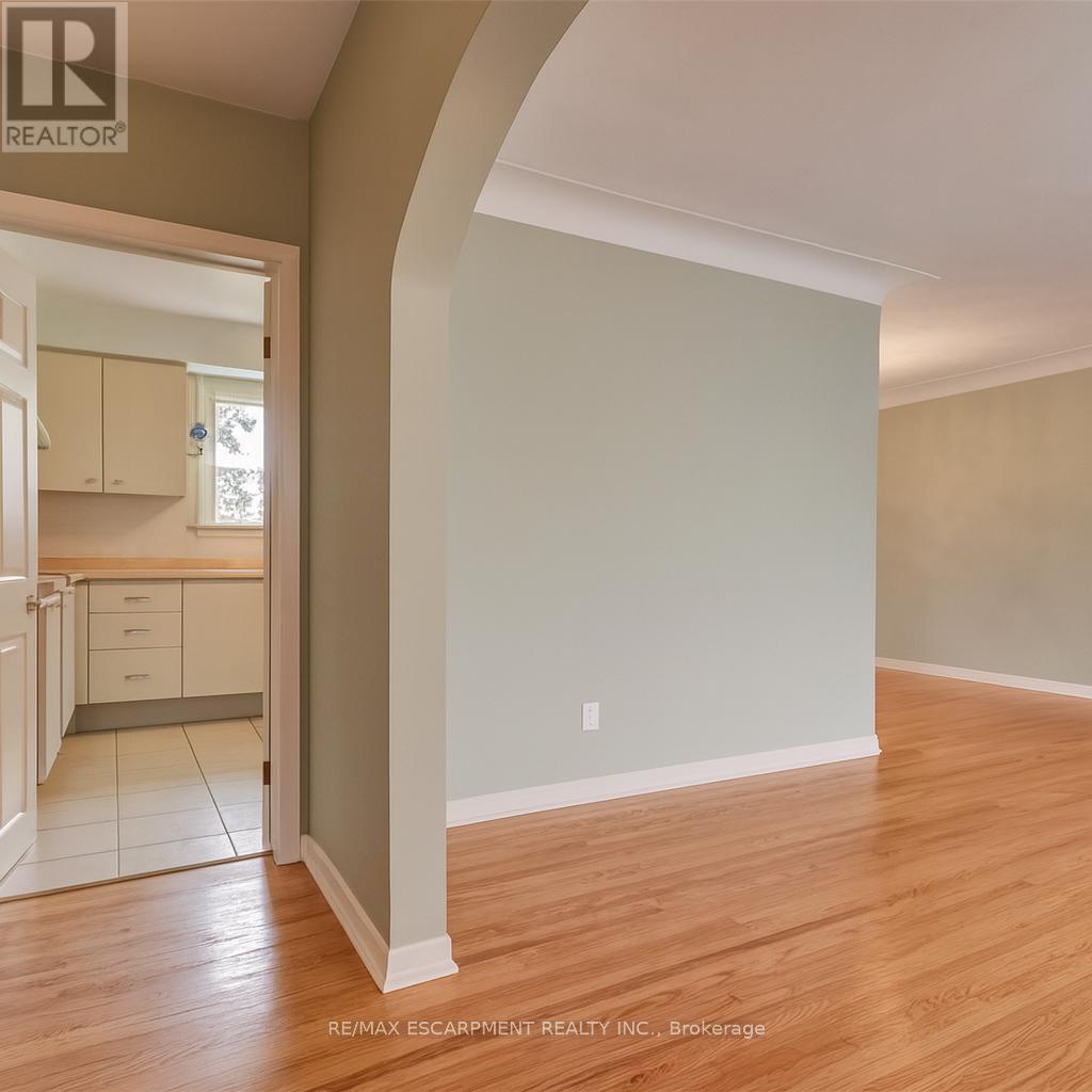 5186 Bromley Road, Burlington, Ontario  L7L 3E9 - Photo 2 - W12566508