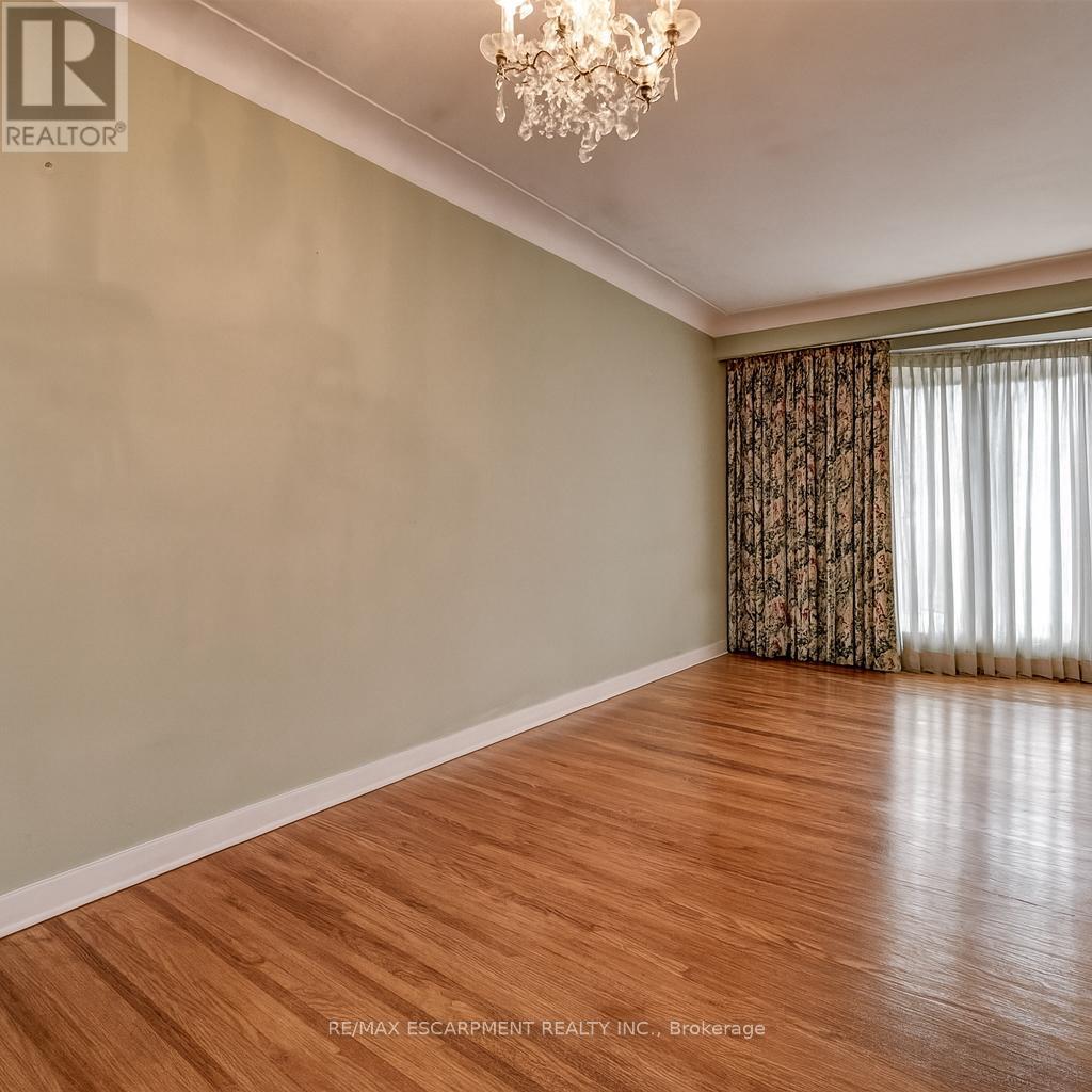 5186 Bromley Road, Burlington, Ontario  L7L 3E9 - Photo 3 - W12566508