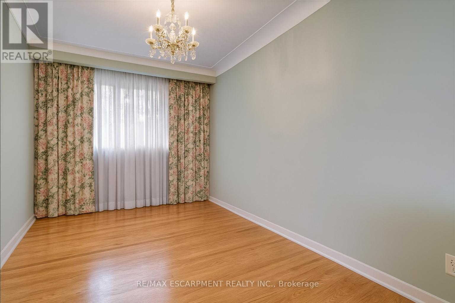 5186 Bromley Road, Burlington, Ontario  L7L 3E9 - Photo 4 - W12566508