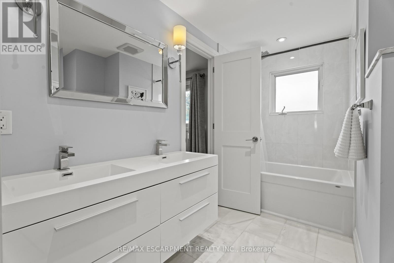 1255 Lakeview Drive, Oakville, Ontario  L6H 2M9 - Photo 18 - W12566554