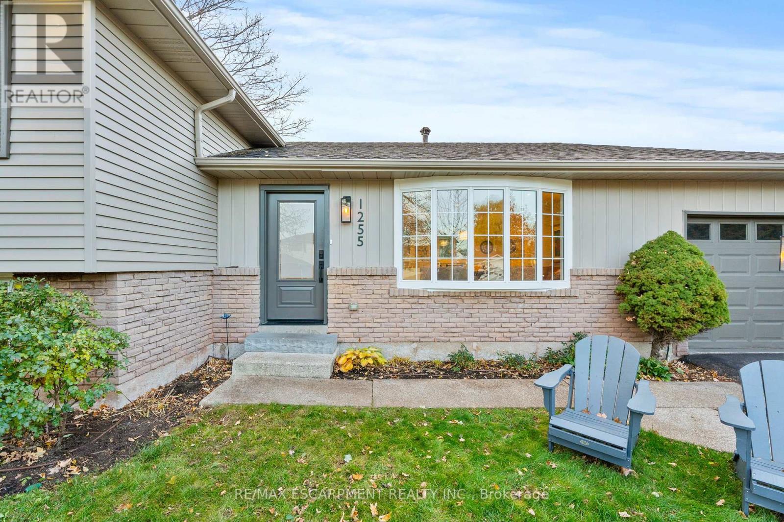 1255 Lakeview Drive, Oakville, Ontario  L6H 2M9 - Photo 3 - W12566554