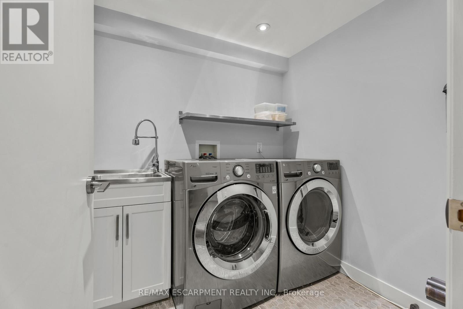 1255 Lakeview Drive, Oakville, Ontario  L6H 2M9 - Photo 33 - W12566554