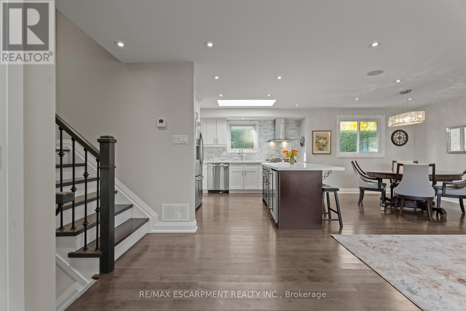 1255 Lakeview Drive, Oakville, Ontario  L6H 2M9 - Photo 5 - W12566554