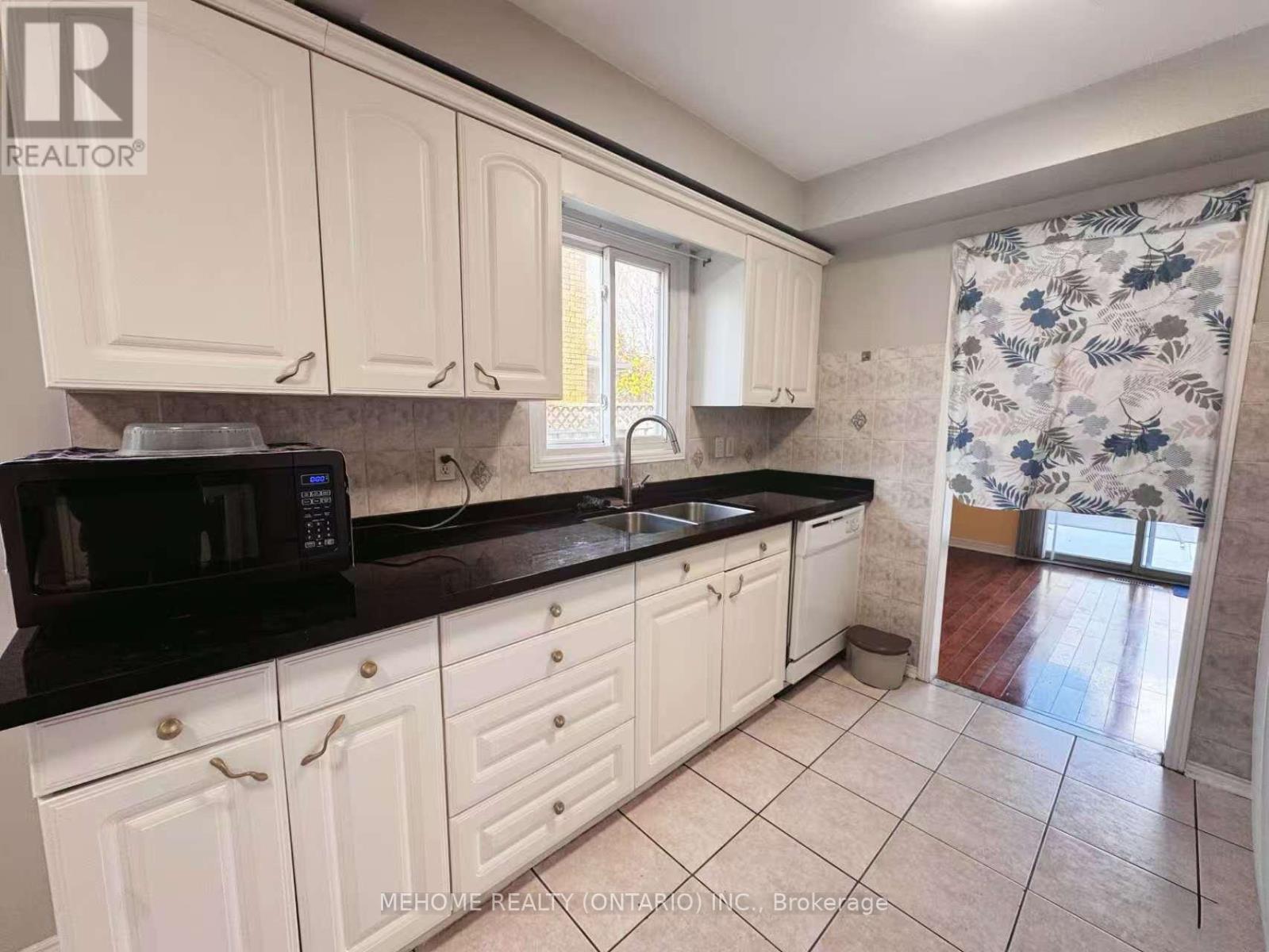 Upper - 2673 Credit Valley Road, Mississauga, Ontario  L5M 4J8 - Photo 4 - W12566560