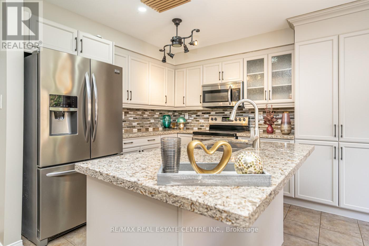 107 Crown Victoria Drive, Brampton, Ontario  L7A 3X9 - Photo 12 - W12566620