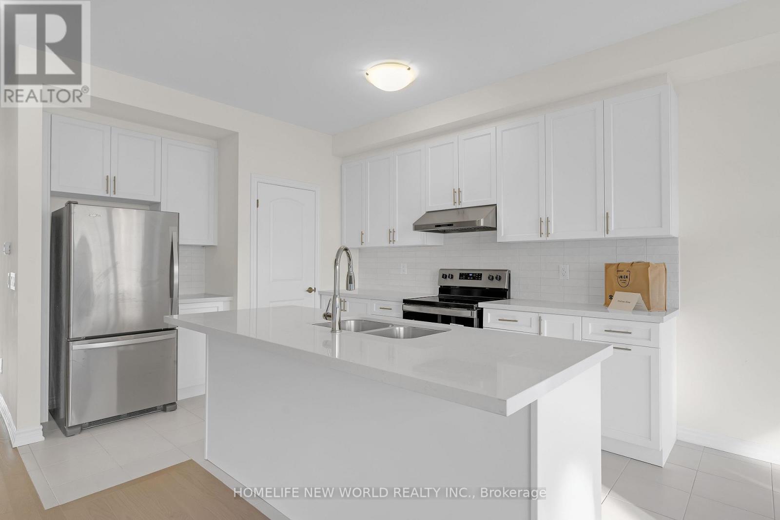 7 Harvey Bunker Crescent, Markham, Ontario  L6C 3M7 - Photo 2 - N12565198