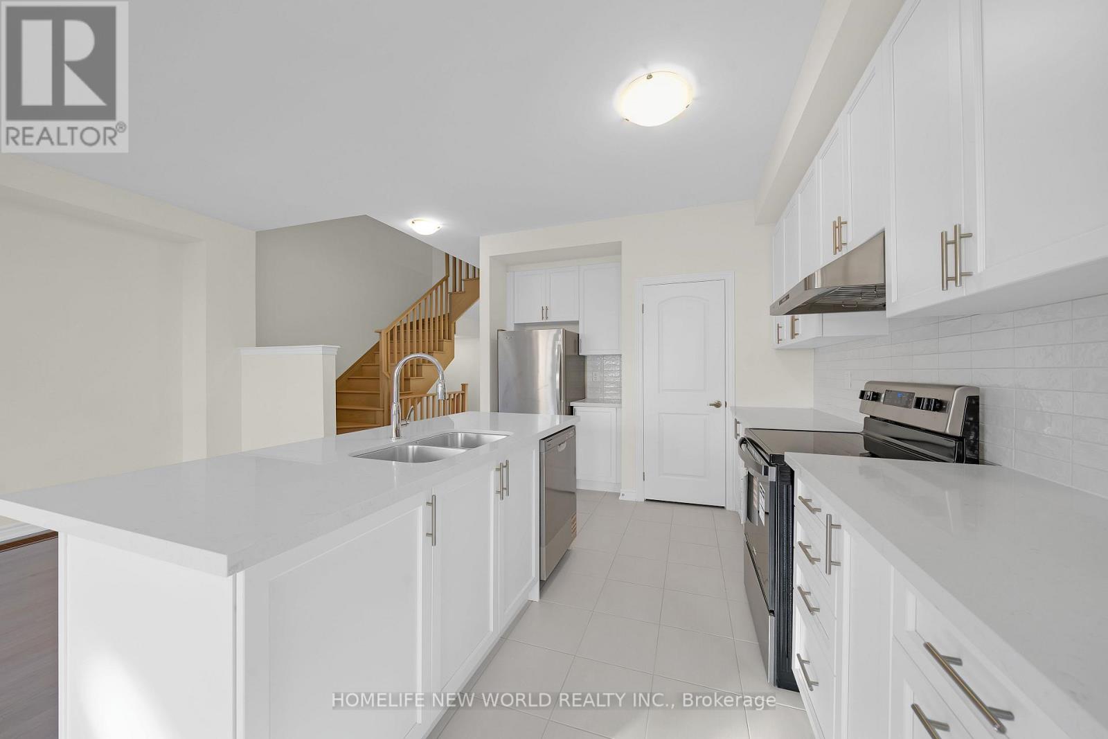 7 Harvey Bunker Crescent, Markham, Ontario  L6C 3M7 - Photo 4 - N12565198