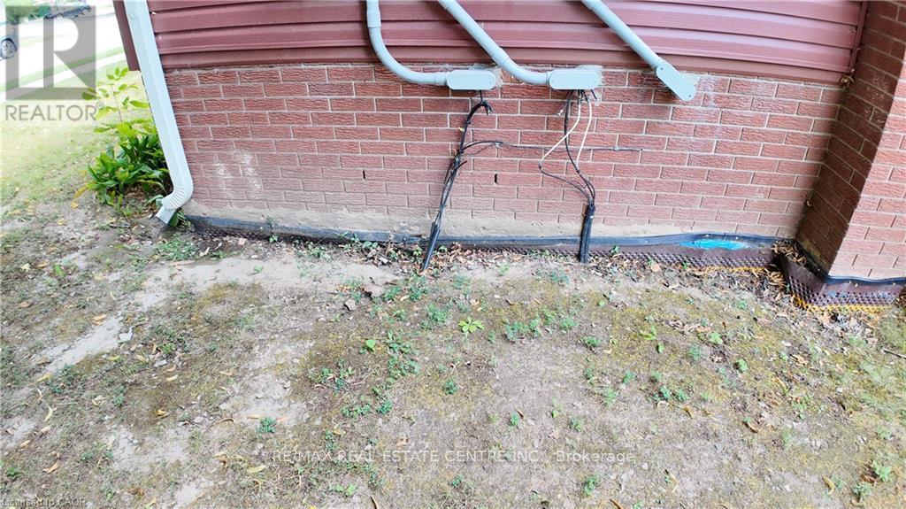 379 Holly Street, Waterloo, Ontario  N2L 4G5 - Photo 2 - X12566468