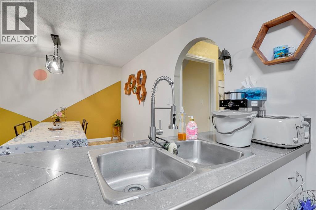 1038 Berkley Drive Nw, Calgary, Alberta  T3K 1A3 - Photo 19 - A2269891