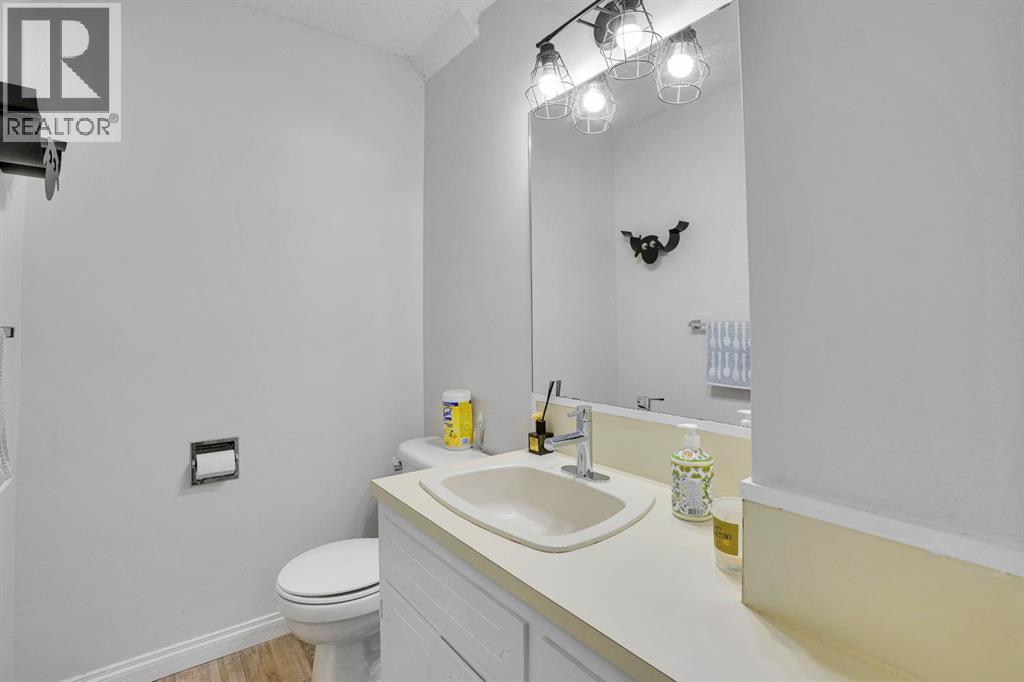 1038 Berkley Drive Nw, Calgary, Alberta  T3K 1A3 - Photo 11 - A2269891