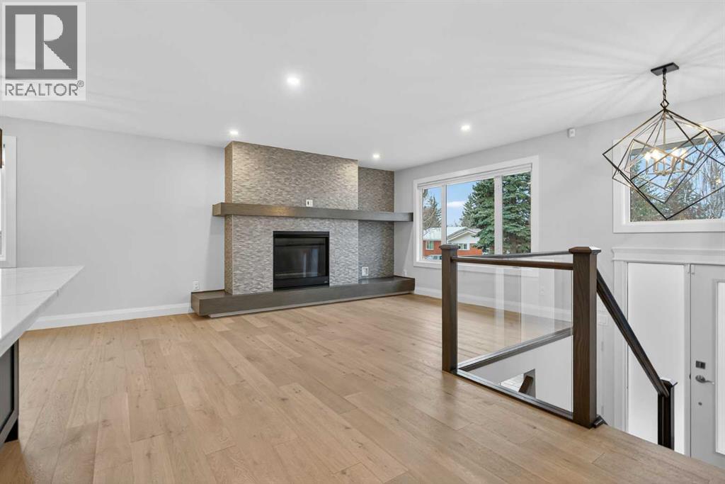 3704 58 Avenue Sw, Calgary, Alberta  T3E 5H6 - Photo 5 - A2270110