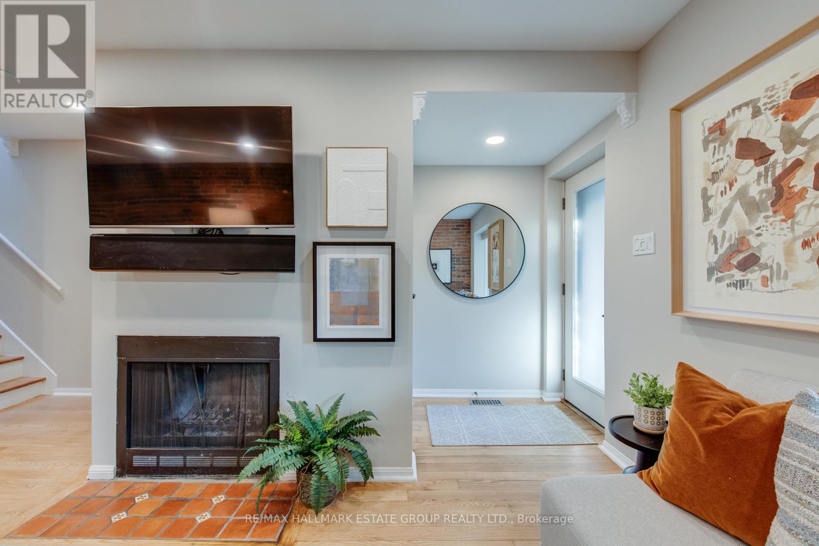 16 Brighton Avenue, Toronto, Ontario  M4M 1P4 - Photo 8 - E12565816