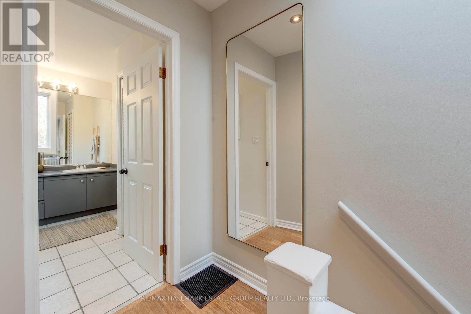 16 Brighton Avenue, Toronto, Ontario  M4M 1P4 - Photo 19 - E12565816