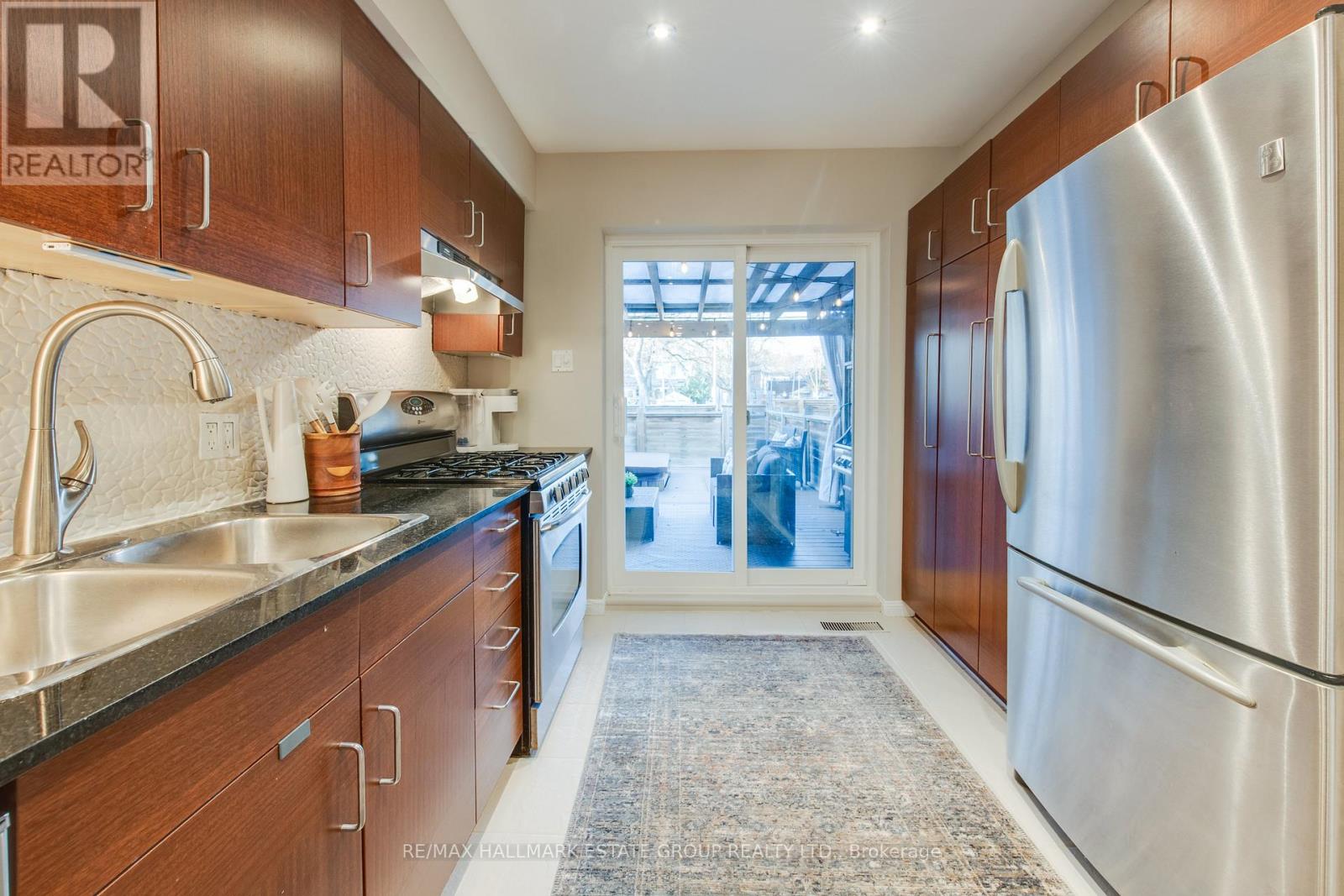 16 Brighton Avenue, Toronto, Ontario  M4M 1P4 - Photo 15 - E12565816