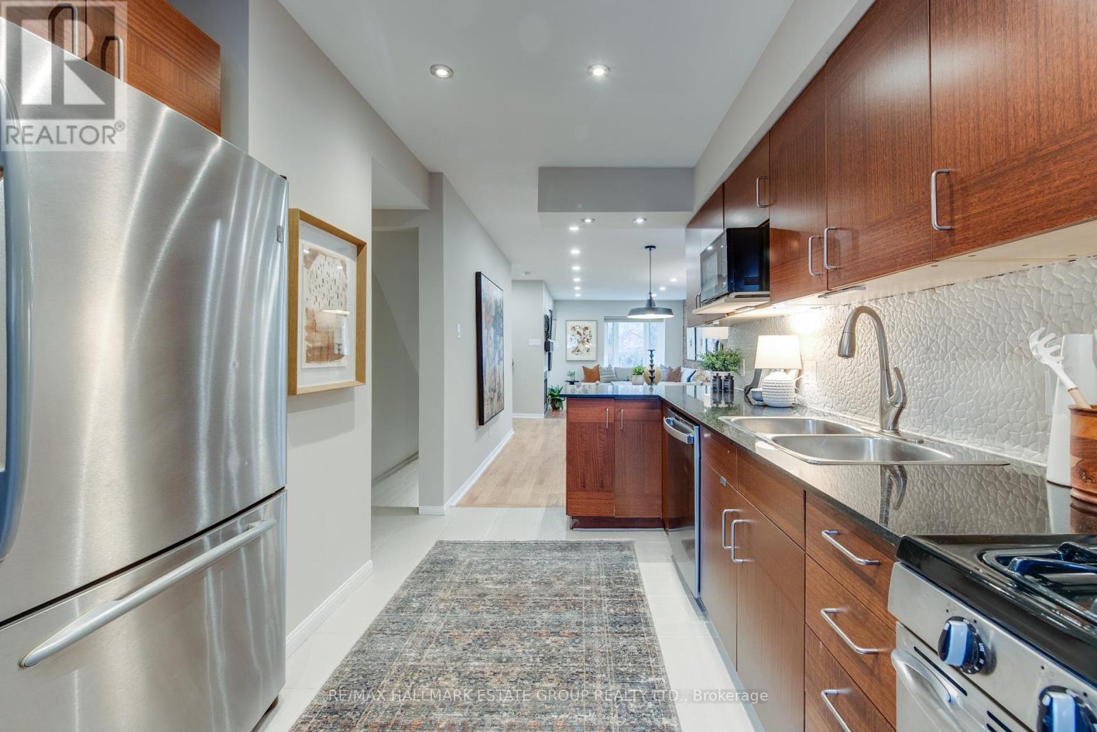 16 Brighton Avenue, Toronto, Ontario  M4M 1P4 - Photo 17 - E12565816