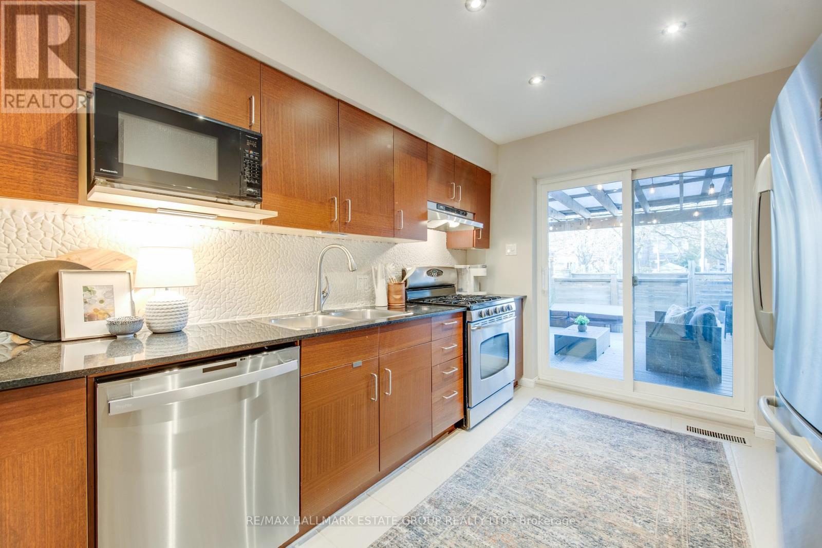 16 Brighton Avenue, Toronto, Ontario  M4M 1P4 - Photo 14 - E12565816