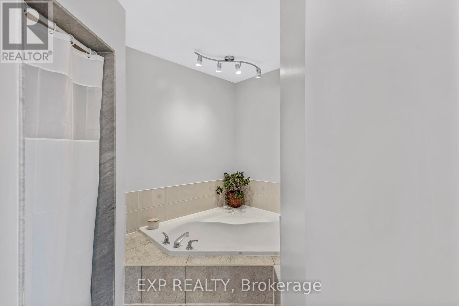 168 Wainscot Avenue, Newmarket, Ontario  L3X 2X4 - Photo 21 - N12566700