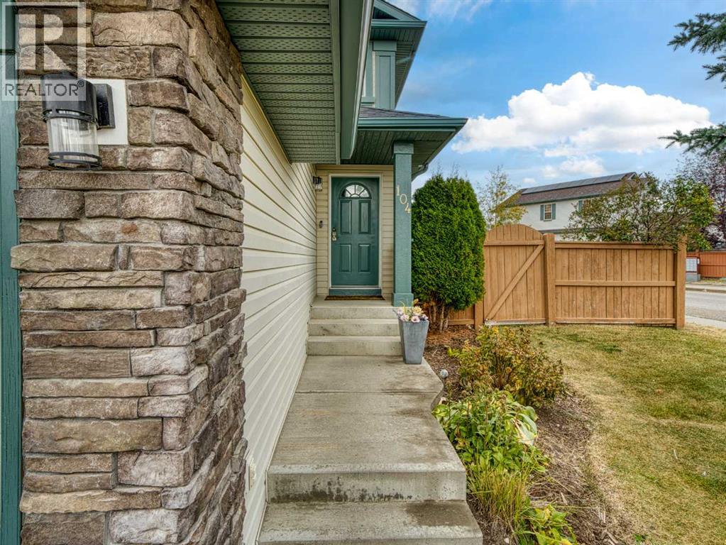 104 Rocky Ridge Heath Nw, Calgary, Alberta  T3G 4Z8 - Photo 2 - A2261861
