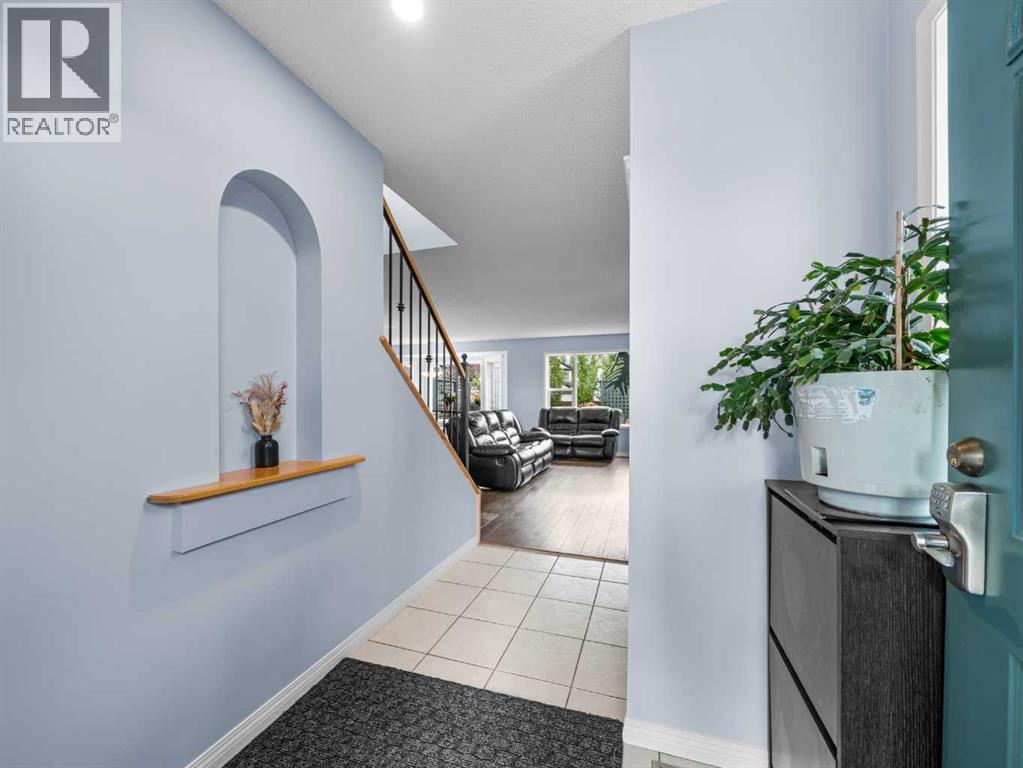 104 Rocky Ridge Heath Nw, Calgary, Alberta  T3G 4Z8 - Photo 3 - A2261861