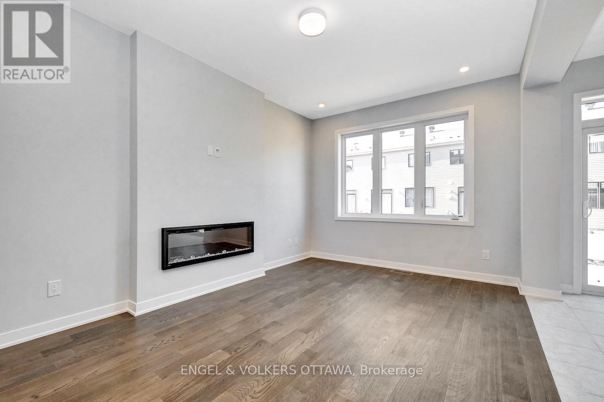 371 Crossway Terrace, Ottawa, Ontario  K2S 2Z2 - Photo 3 - X12566854