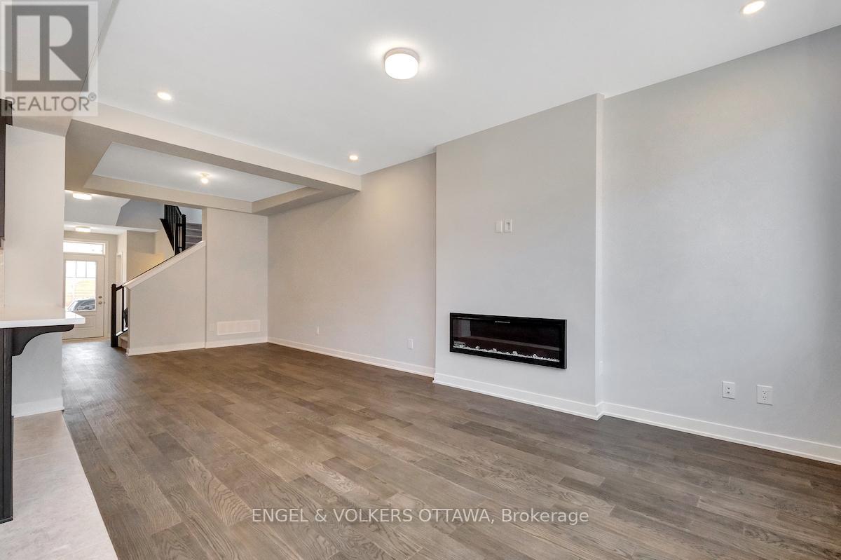 371 Crossway Terrace, Ottawa, Ontario  K2S 2Z2 - Photo 4 - X12566854