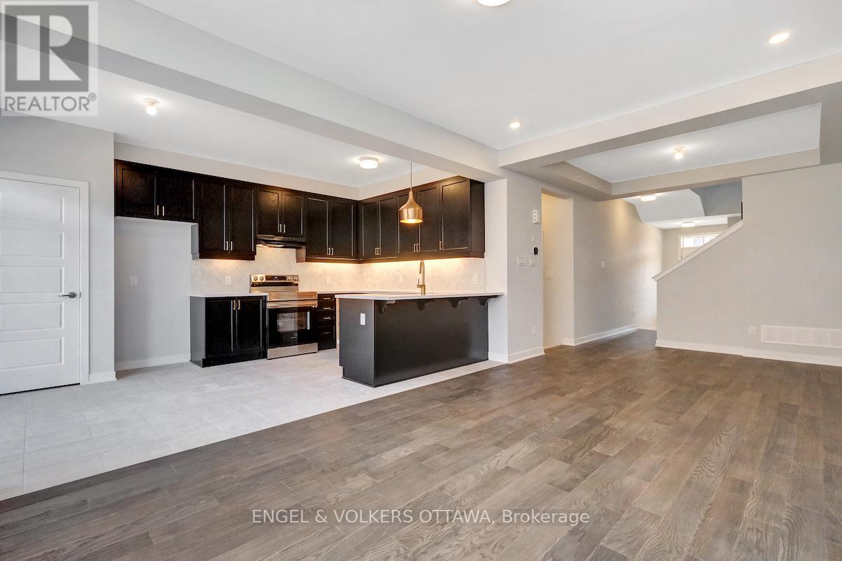 371 Crossway Terrace, Ottawa, Ontario  K2S 2Z2 - Photo 5 - X12566854