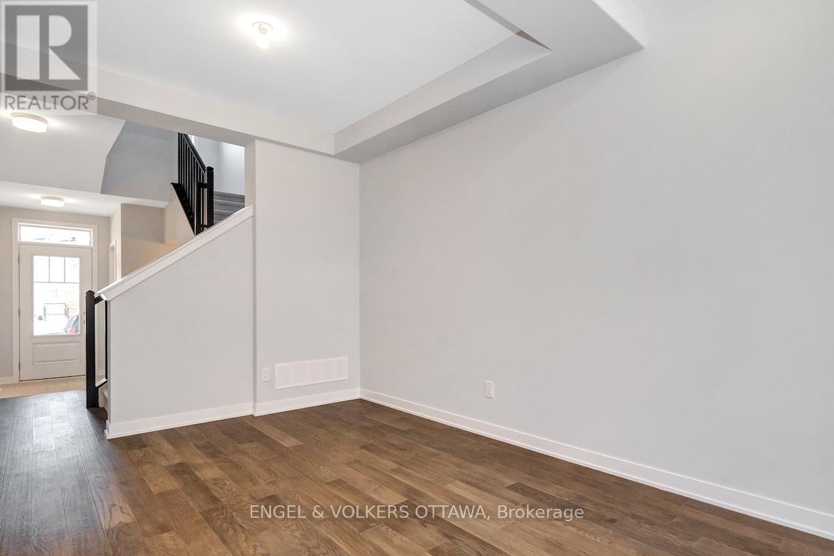 371 Crossway Terrace, Ottawa, Ontario  K2S 2Z2 - Photo 7 - X12566854