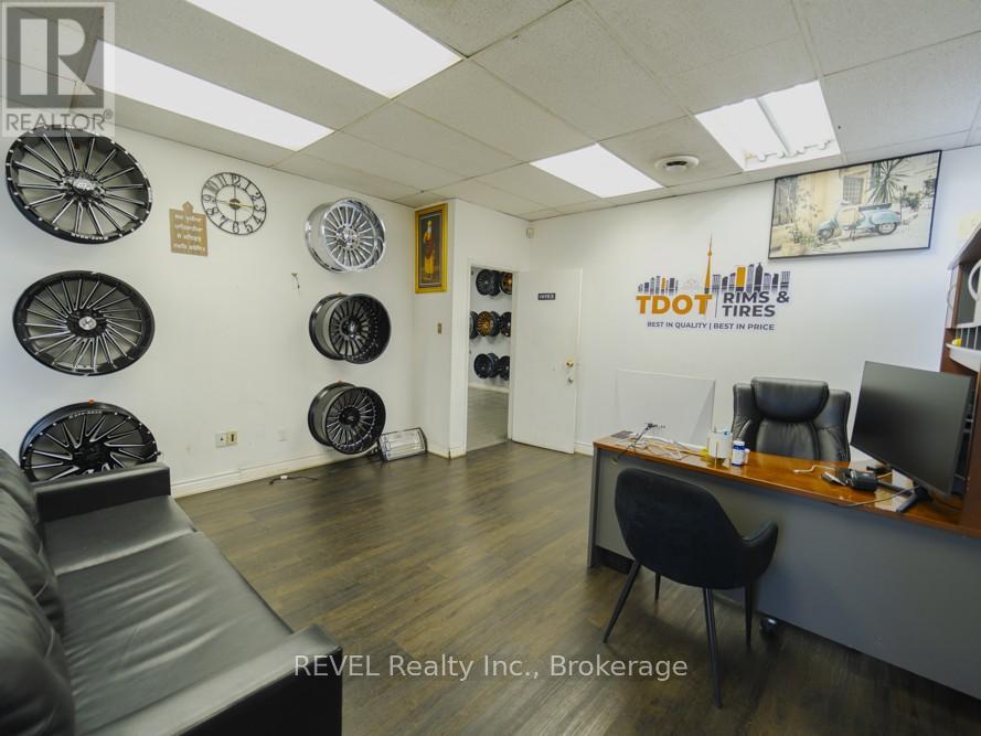 B - 5138 Everest Drive, Mississauga, Ontario  L4W 2R4 - Photo 3 - W12566830