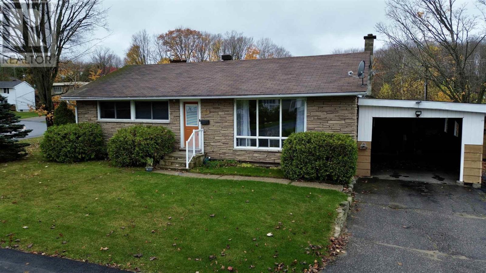 1 Balsam Pl, Elliot Lake, Ontario  P5A 2H4 - Photo 2 - SM253058