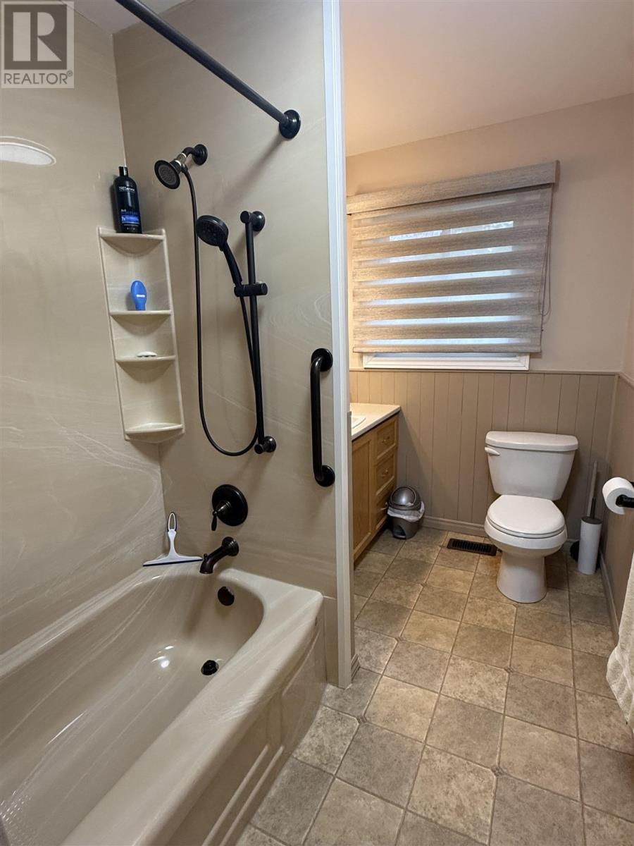 1 Balsam Pl, Elliot Lake, Ontario  P5A 2H4 - Photo 24 - SM253058