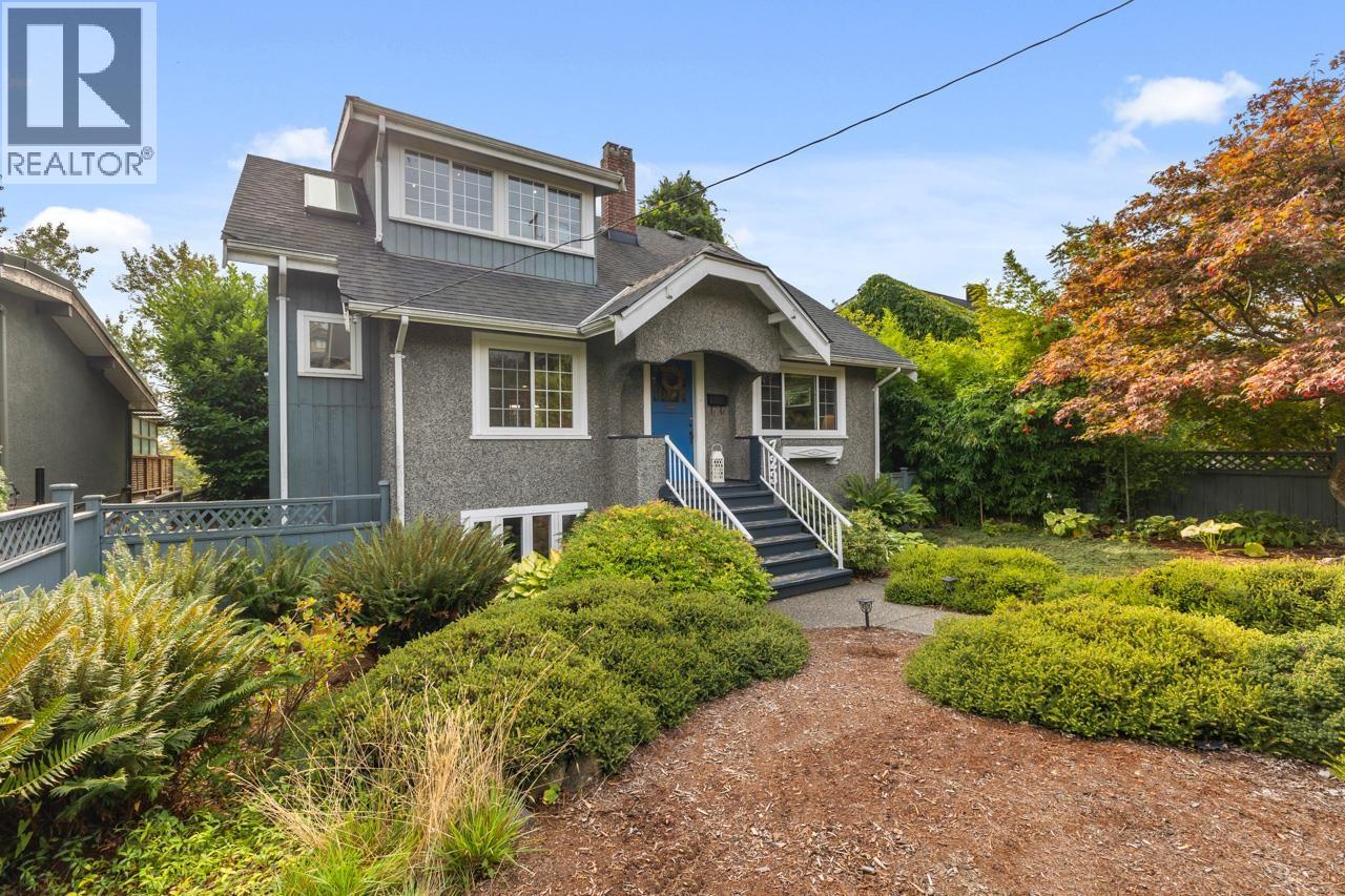 723 E 4th Street, North Vancouver, British Columbia  V7L 1K1 - Photo 2 - R3055995