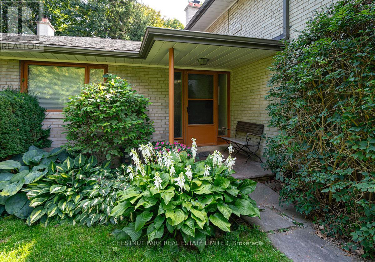 229 Owen Boulevard, Toronto, Ontario  M2P 1G9 - Photo 4 - C12566804