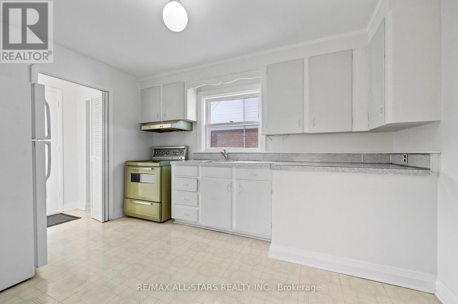 24 Donora Drive, Toronto, Ontario  M4B 1B5 - Photo 17 - E12566986