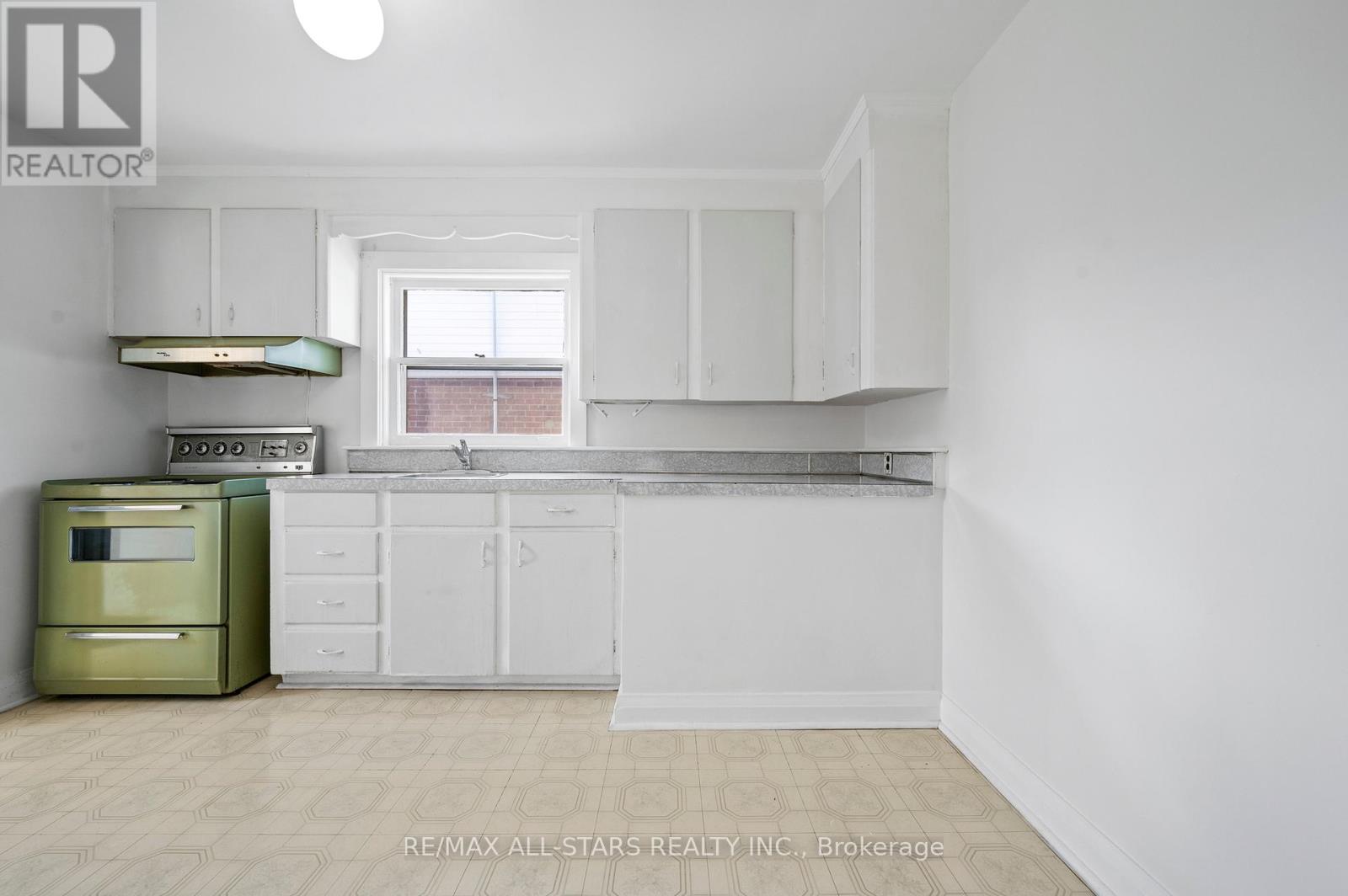 24 Donora Drive, Toronto, Ontario  M4B 1B5 - Photo 18 - E12566986