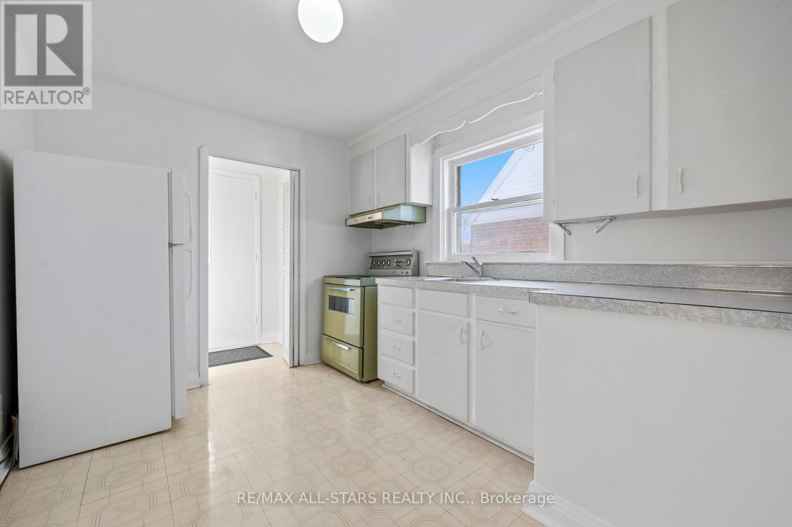 24 Donora Drive, Toronto, Ontario  M4B 1B5 - Photo 19 - E12566986