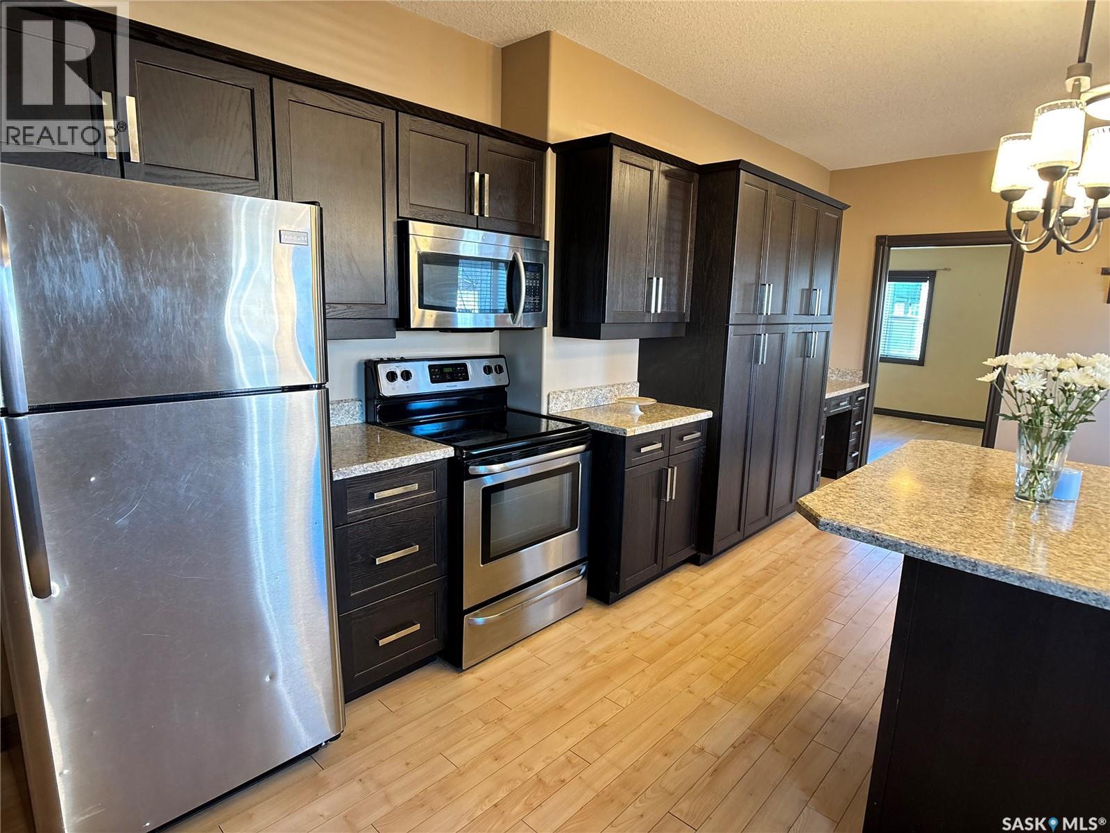 1208 Sixth Street, Estevan, Saskatchewan  S4A 1B1 - Photo 8 - SK024424