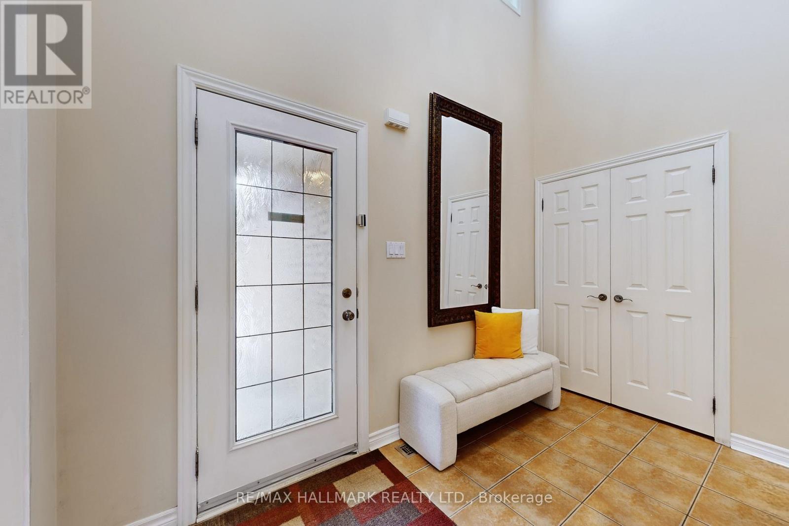 20 Palomino Drive, Richmond Hill, Ontario L4C 0P8 - Photo 4 - N12566844