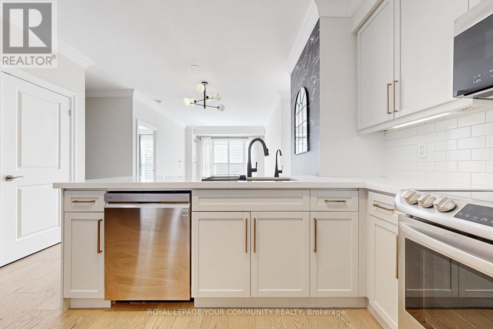 403 - 180 John West Way, Aurora, Ontario  L4G 0R3 - Photo 9 - N12566930