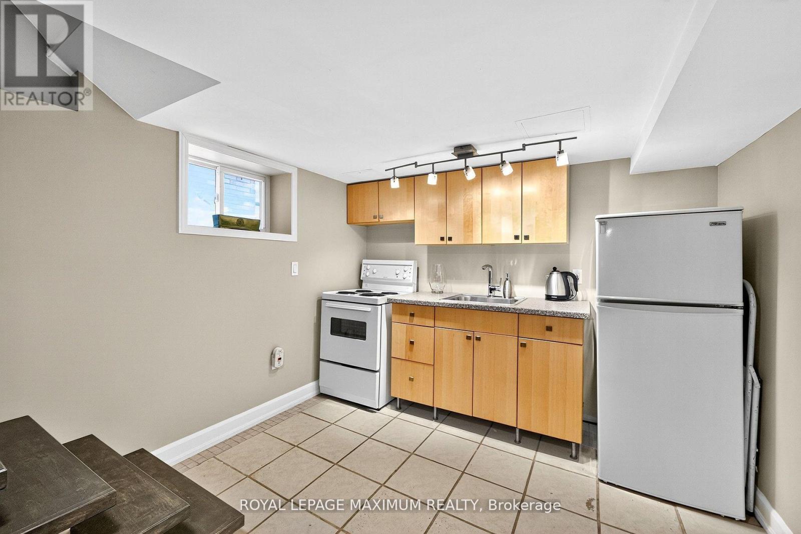 65 Parkdale Road, Toronto, Ontario  M6R 1E3 - Photo 35 - W12566796