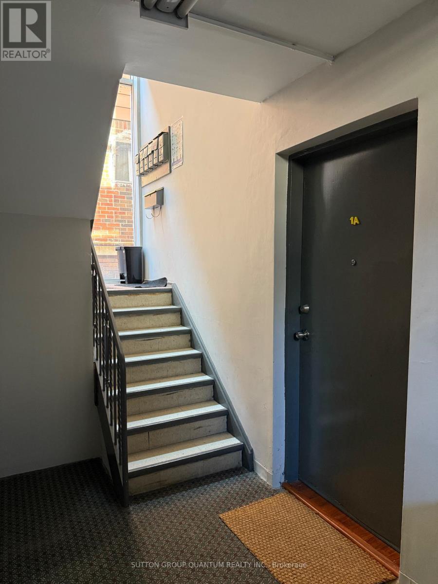 25a Milton Street, Toronto, Ontario  M8Y 2X7 - Photo 11 - W12566816