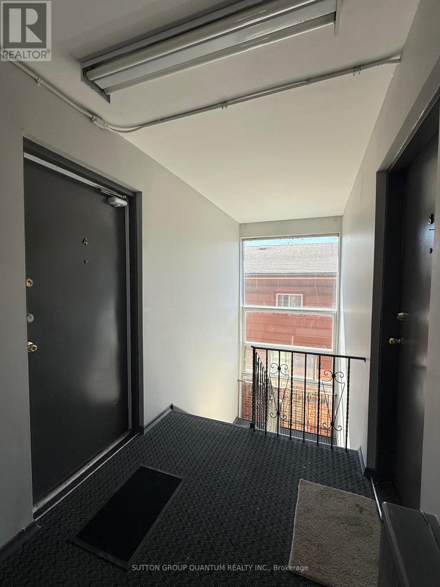 25a Milton Street, Toronto, Ontario  M8Y 2X7 - Photo 15 - W12566816