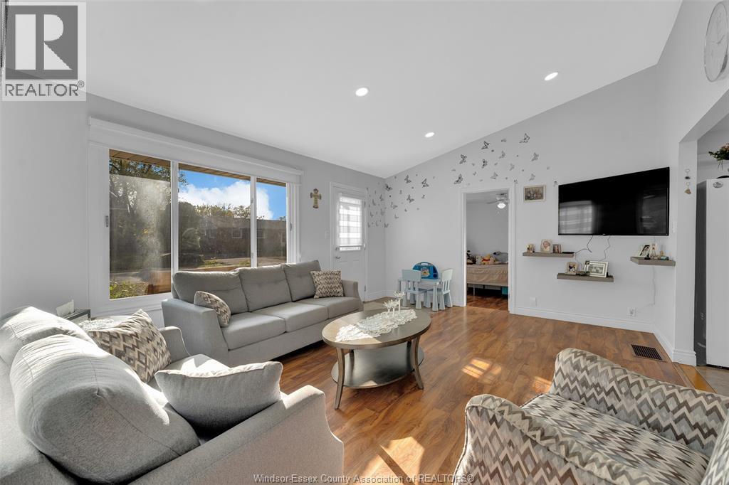 329 Superior Street, Lasalle, Ontario N9J 1H7 - Photo 10 - 25029338