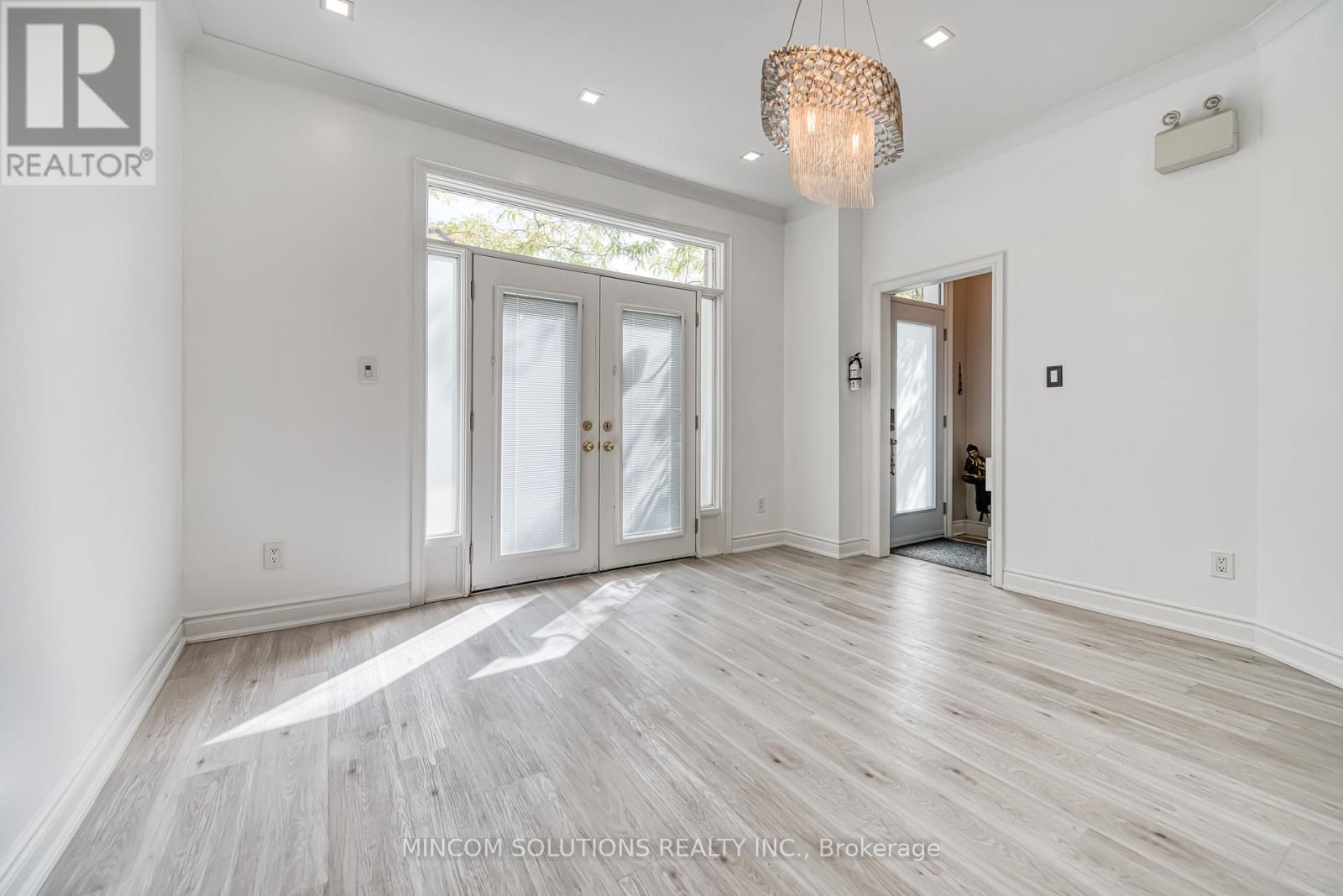 Property at 194 LAKESHORE ROAD W image 4